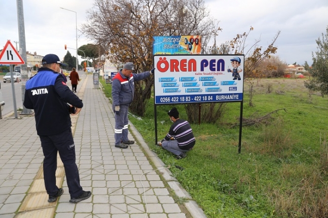 Burhaniye'de zabıtadan tabela operasyonu