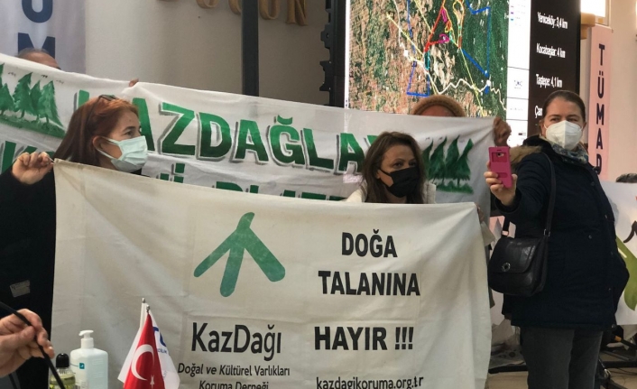 Çanakkale'de çevreciler madene karşı çıktı. Kazdağı Koruma Derneği Başkanı Süheyla Doğan, "On yıl ömrü olan maden, geriye kalan hayatımızı karartmasın"