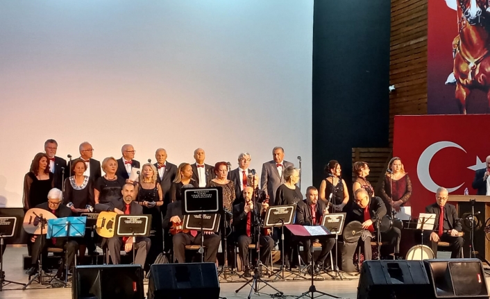 Edremit'te İleri Türk Sanat Müziği Korosu büyüledi  