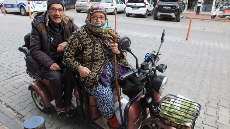 Felçli kocasını taşımak için sürücü oldu