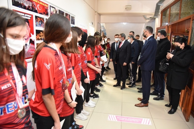 Gönen Mustafa Uşdu Anadolu Lisesi Kız Futbol Takımı Yarı Finallere Gidiyor