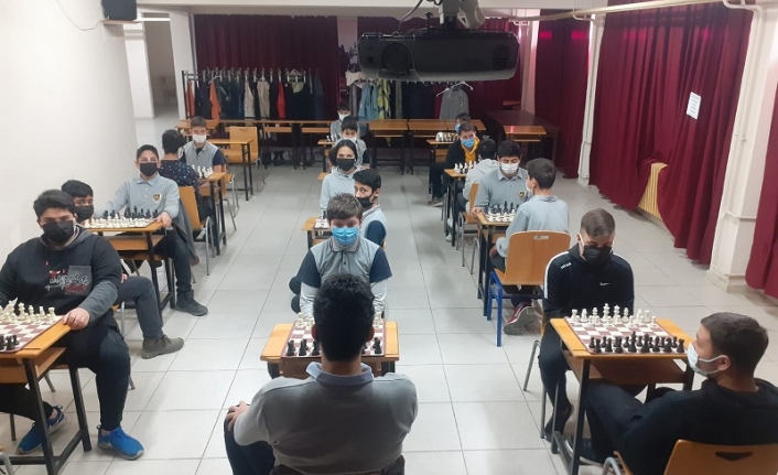 Lisedeki satranç turnuvası kıran kırana mücadeleye sahne oldu  