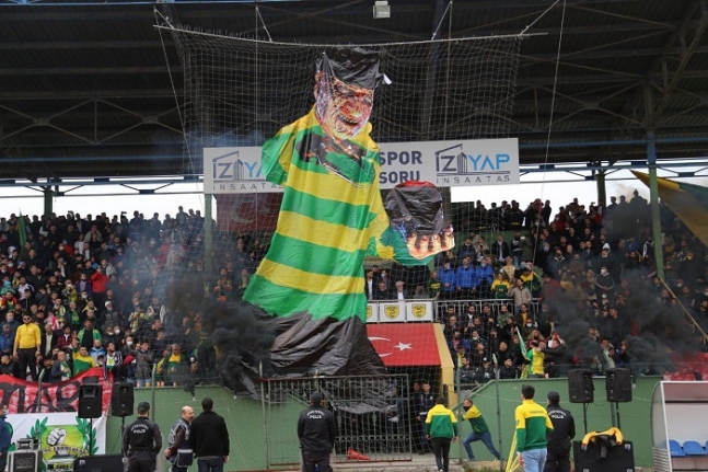 1966 Edremitspor sahasında 14. galibiyetini alarak şampiyonluğa bir adım daha yaklaştı