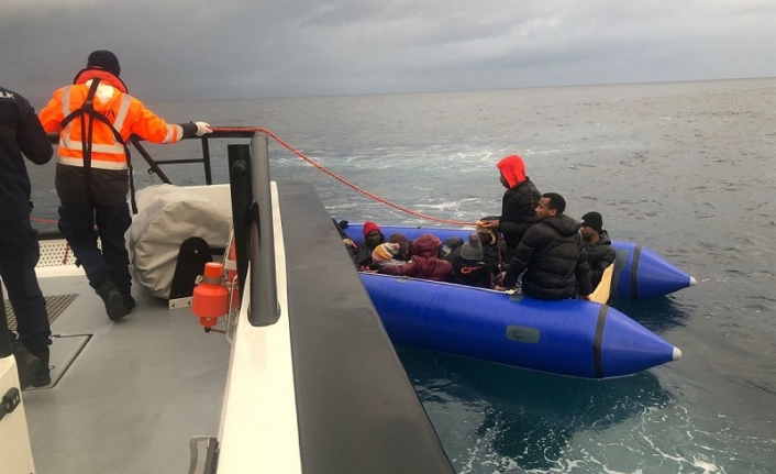 Ayvalık’ta 17 göçmen kurtarıldı
