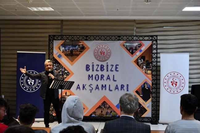 Burhaniye'de sazlı sözlü "Biz Bize Moral Akşamları"