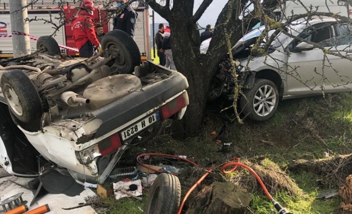 Burhaniye'deki kazada öndeki araç takla attı, arkadan gelen araç zeytinlik alana girdi:1 ölü