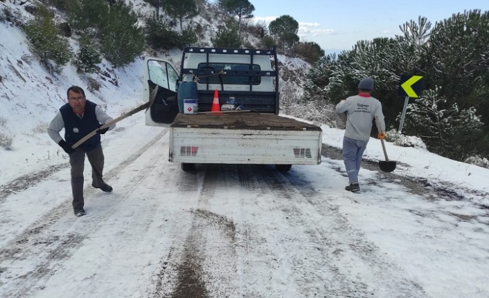 Karla kaplı köy yollarında çalışmalar sürüyor