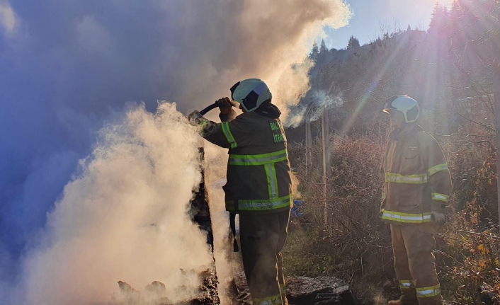 Susurluk'ta ocakta bulunan odun kömürleri için için yandı, ekipler sabırla söndürdü