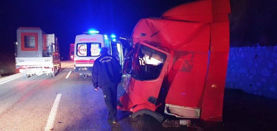 Susurluk'ta yaşanan kazada sürücü kabini ayrıldı. Kazada 2 kişi yaralandı