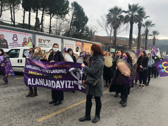 8 Mart Kadın Platformu, kadına yönelik şiddete tepki gösterdi.