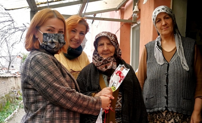 Ayvalık'ta BOED yönetimi engelli kadınlar ve annelerini unutmadı   