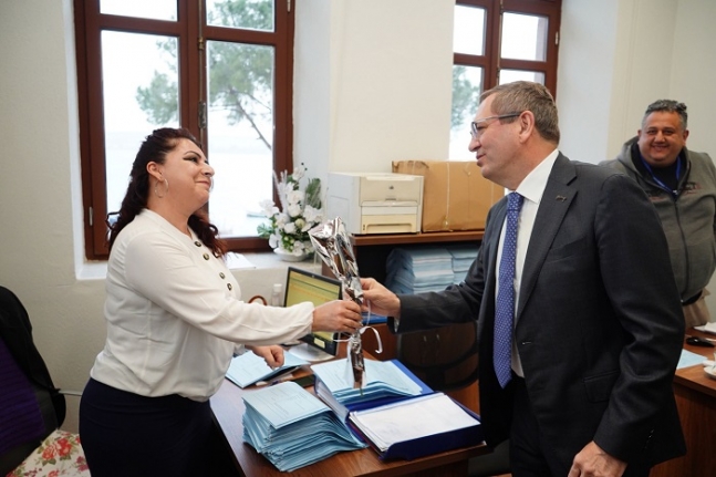 Ayvalık'ta Ergin, belediye kadın çalışanlarının gününü kutladı.