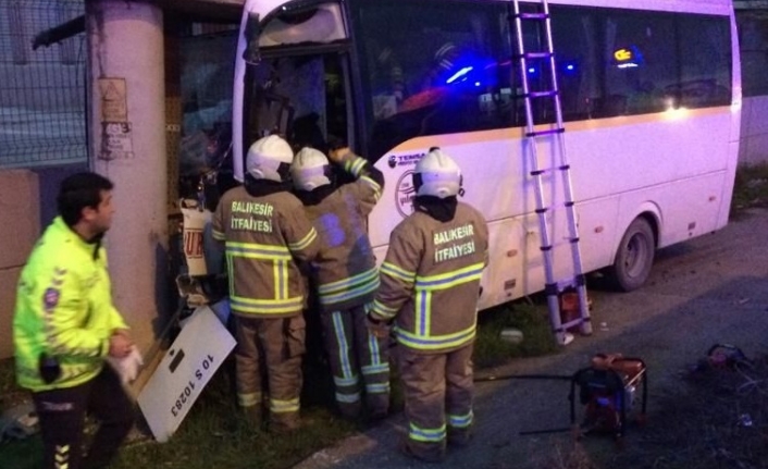 Bandırma'da kontrolden çıkan midibüs direğe çarptı. Sürücü yaşamını yitirdi