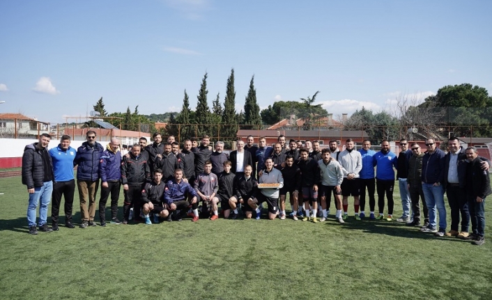 Başkan Ergin, Ayvalıkgücü Belediyespor’un antrenmanı öncesi futbolcuları ziyaret etti