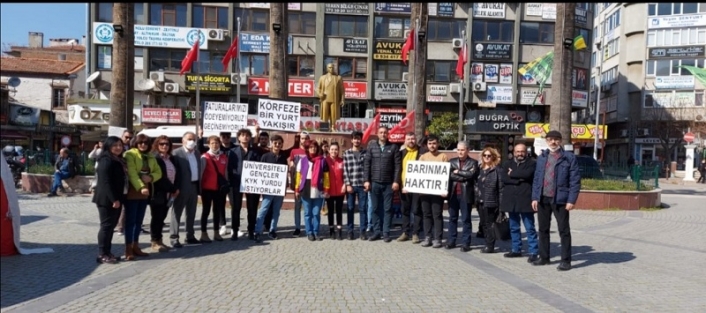 Edremit'te CHP'li gençler KYK Yurdunun açılması için imza kampanyası başlattılar. 