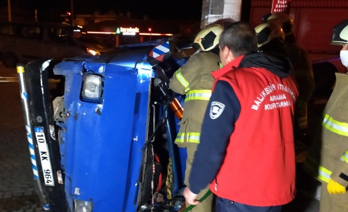 Edremit'te de kontrolden çıkan kamyonet beton direğe çarptı. 1 kişi öldü, 1 kişi yaralandı