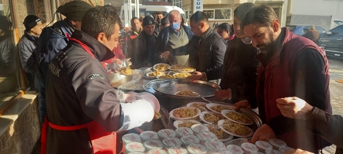 Edremitli avcılardan Çanakkale şehitleri için tavşanlı pilav hayrı