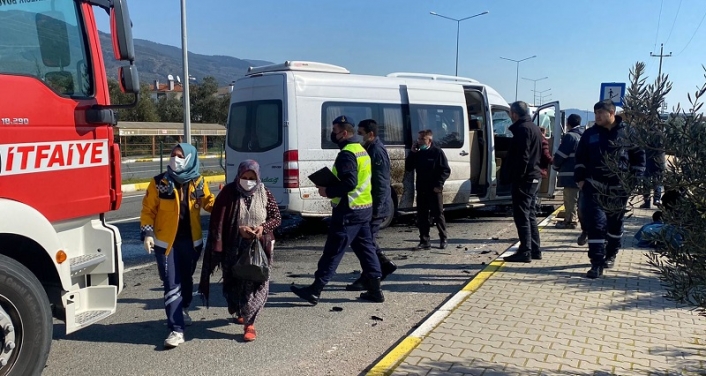 Edremit’te araçlar kafa kafaya çarpıştı: 1 ölü, 5 yaralı