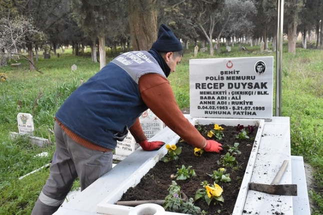 Şehit mezarları çiçek açtı