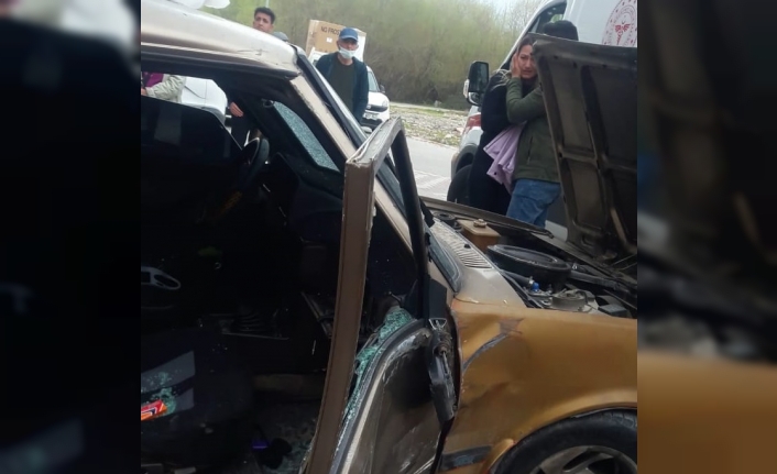 Son Dakika: Minibüs ile özel aracın çarpıştığı kazada bir kişi yaralandı