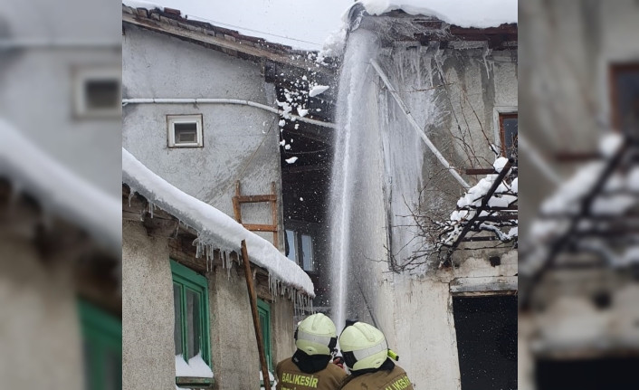 Susurluk'ta evin çatısı alev alev yandı