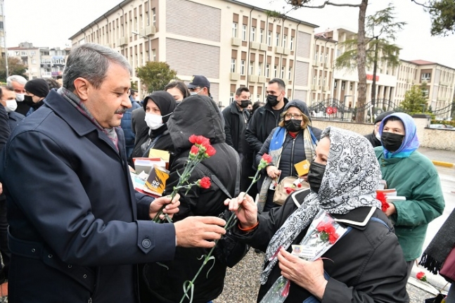 Vali Şıldak'tan kadınlarımıza karanfil