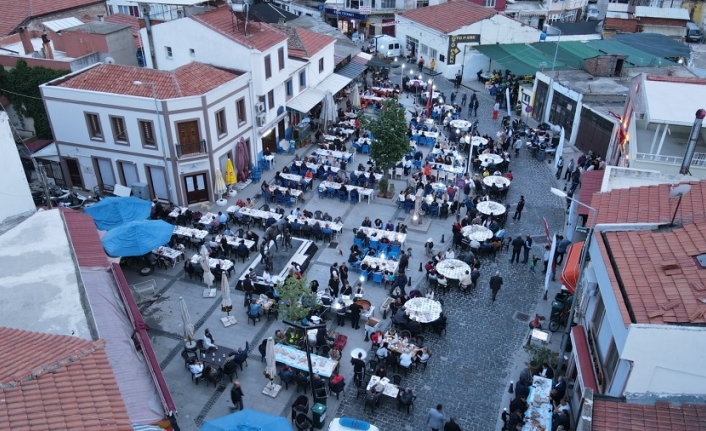 Ayvalık'ta dev iftar sofrası kuruldu