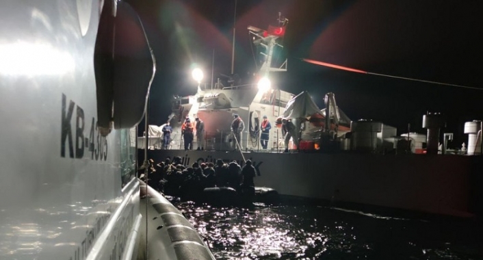 Ayvalık’ta 33 göçmen kurtarıldı