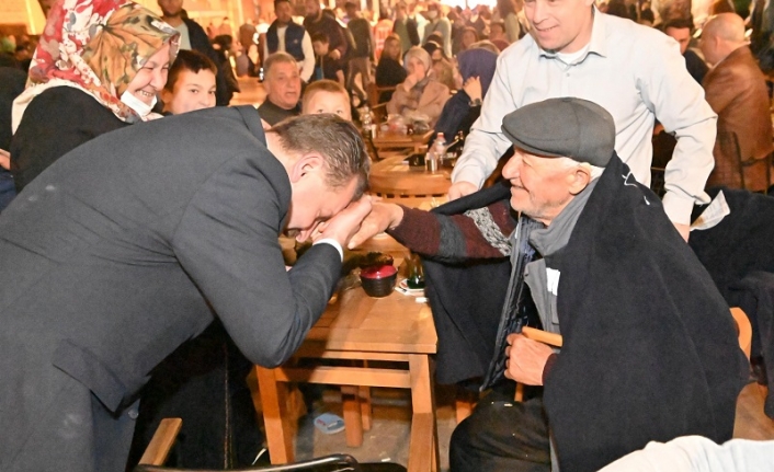 Binlerce kişi Kadir Gecesi’nde gönül sofrasında buluştu 