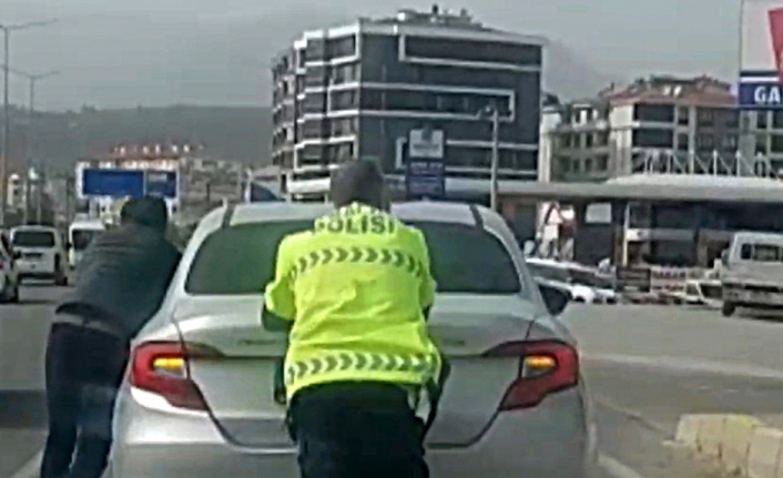 Bu da bizim polisimiz. Edremit'te Polis Haftası’nda sürücüye polis şefkati