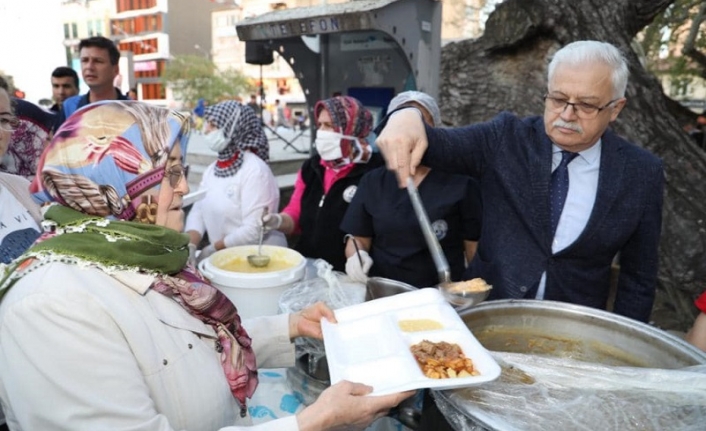 Burhaniye Belediyesi'nden Kadir Gecesi'nde iftar