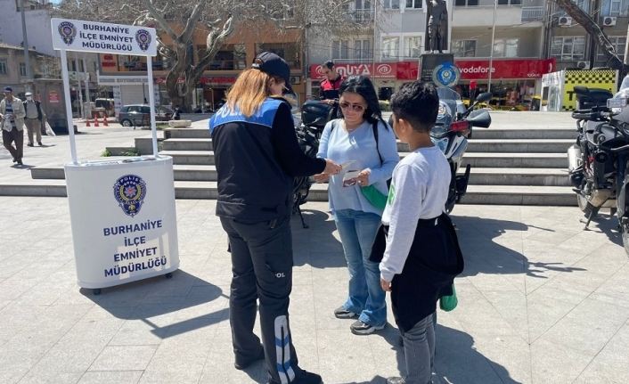 Burhaniye’de kadın polisler broşür dağıttı ve bilgilendirme yaptı