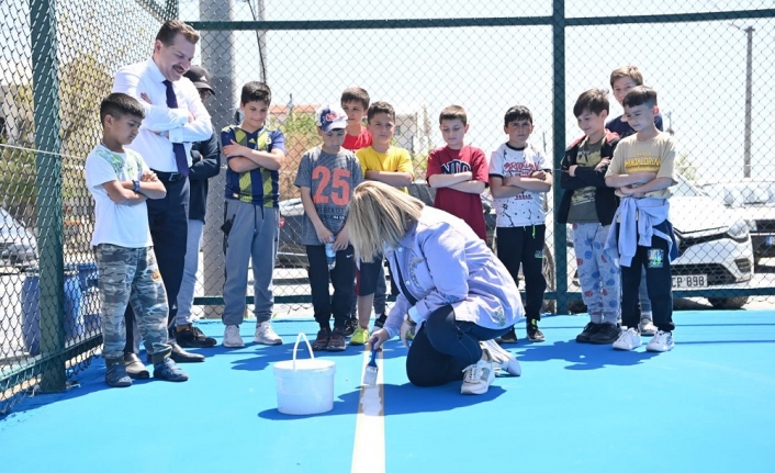 Erdek'te bitmek üzere olan basketbol sahasının çizgilerini vekil ile başkan boyadı