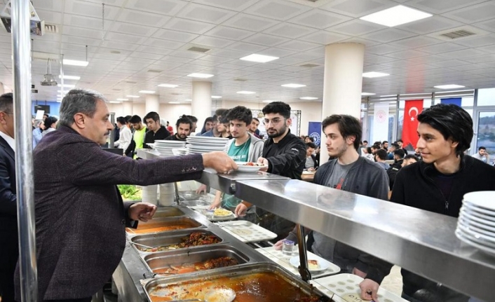 İftarda yemekleri Vali Şıldak dağıttı