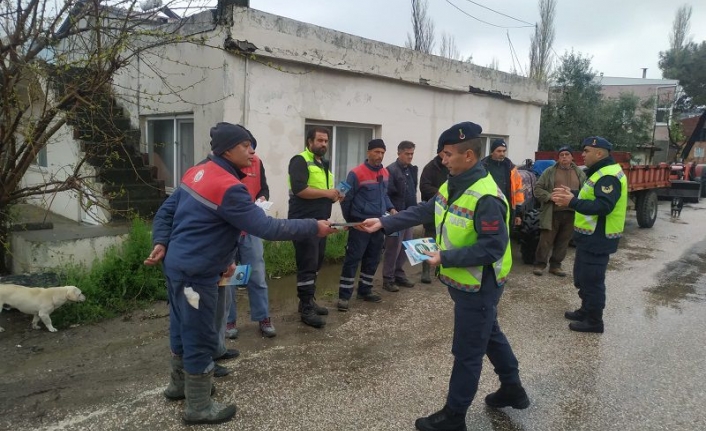 Jandarma traktör kullanımı konusunda vatandaşı bilgilendirdi