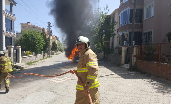 Son Dakika: Edremit’te otomobil alev alev yandı  