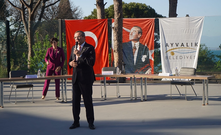 Ayvalık’ta “Güçlendirilmiş Parlamenter Sistem” masaya yatırıldı