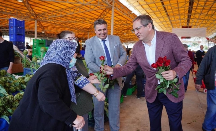 Ayvalık’ta sebze ve meyvecilerle Başkan Ergin anneleri unutmadı