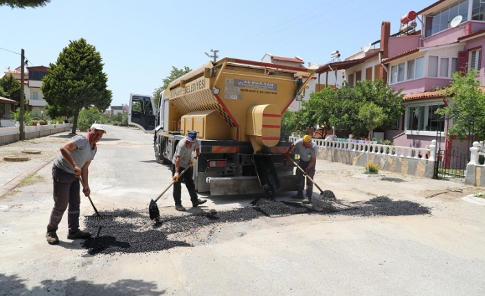 Burhaniye’de bozulan yollar asfaltlanıyor  