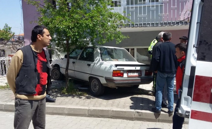 Dursunbey'de gaz teli takılı kalan araç evin duvarına çarparak durabildi
