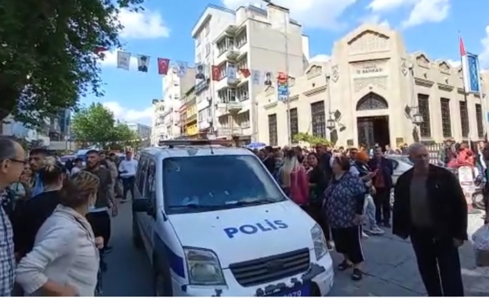 Edremit'te bir bankanın çatısına çıkan kişiyi polis indirmeyi başardı. Vatandaşın intihar girişimi ise Teksas filmlerini aratmadı