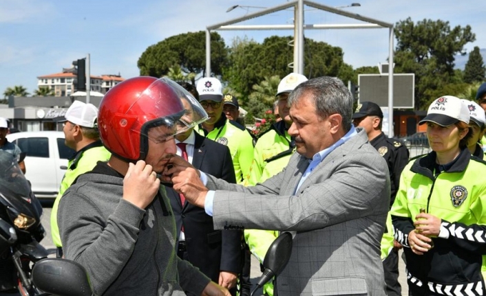 Edremit 'te "Yayalar İçin 5 Adımda Güvenli Trafik” etkinliği. Vali Şıldak, sürücüleri hem uyardı, hem kask hediye etti