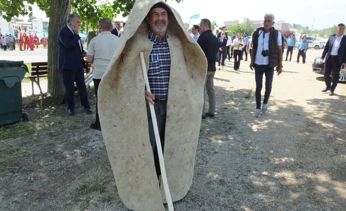 Kepenekli koyun çobanı ilgi odağı oldu