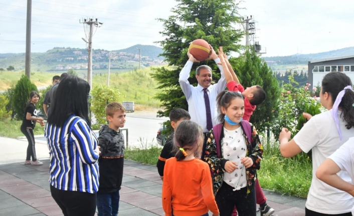 Vali Şıldak, hafta başı öğrencilerle buluştu: Basket oynadı, ders verdi, sorun dinledi