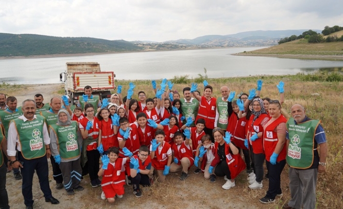 Altıeylül'de Belediye-Öğrenci temizliği