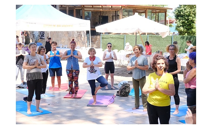 Ayvalık'ta Kadınlar Dünya Yoga Günü'nde Buluştu