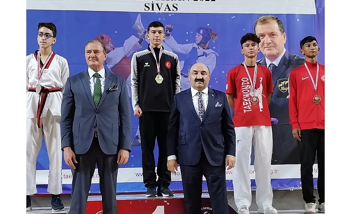 Ayvalıklı Mehmet Kerim Öztürk tekvandoda Türkiye üçüncüsü oldu