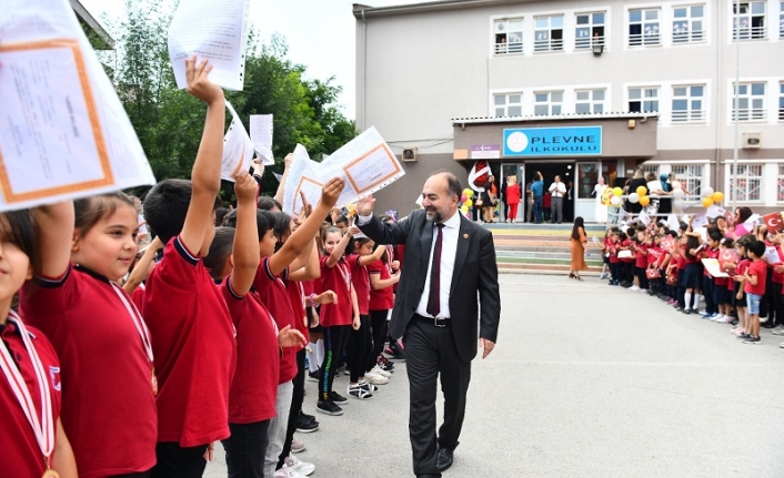 Balıkesir'de de öğrencilerin karne heyecanı vardı