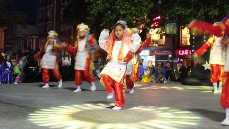 Burhaniye de Halk Oyunları ve Dans Gecesi coşkusu