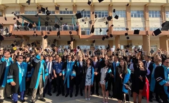 Burhaniye’de üniversiteli gençlerin mezuniyet coşkusu  